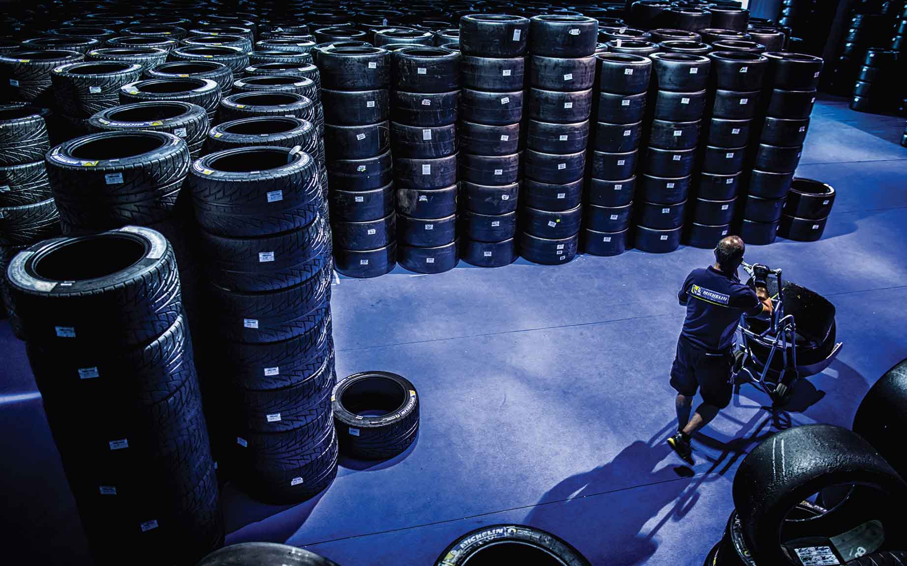 almacen-neumáticos-reciclados almacen-neumáticos-reciclados